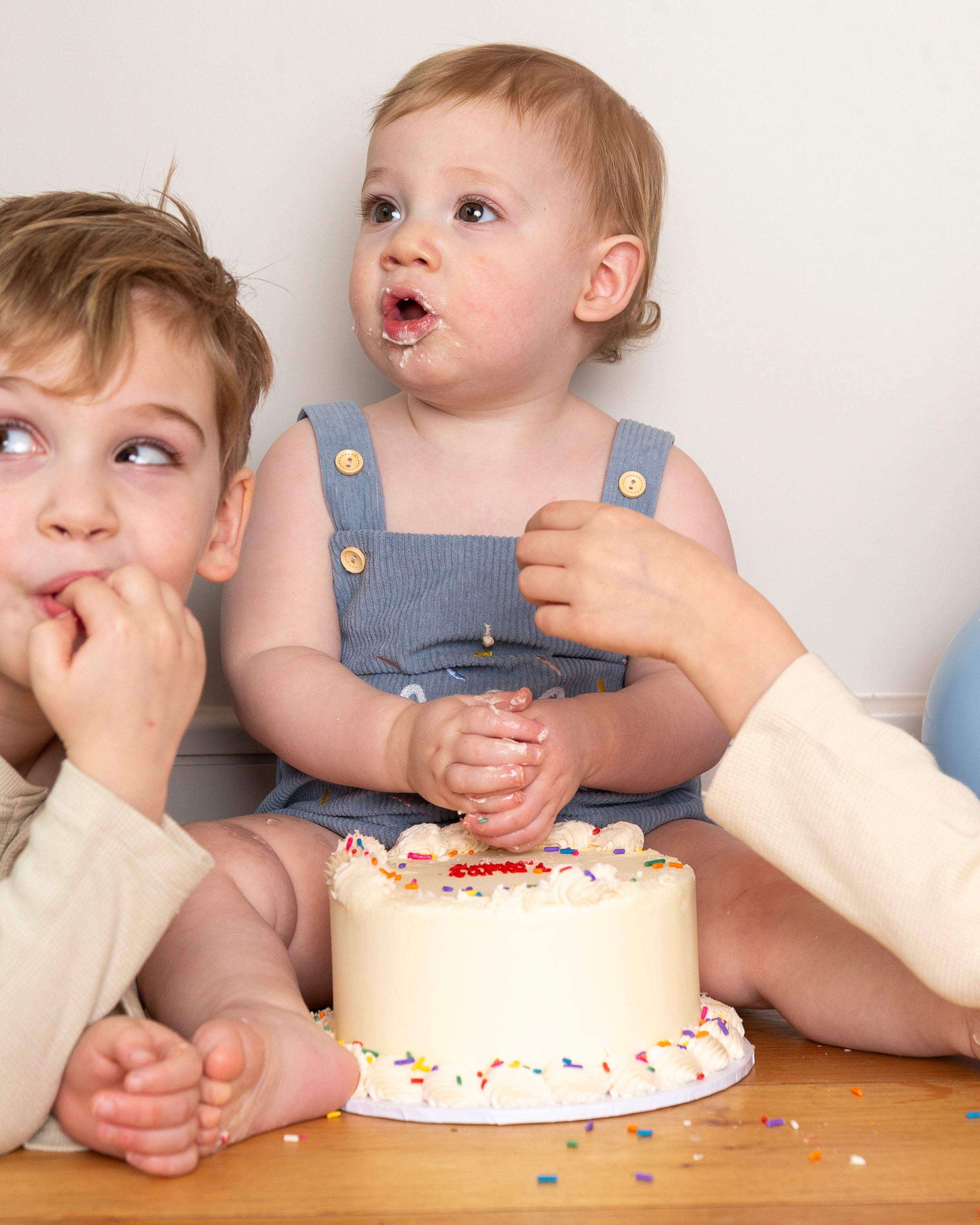 Top view of baby smash cake with piped buttercream edge and personalised message